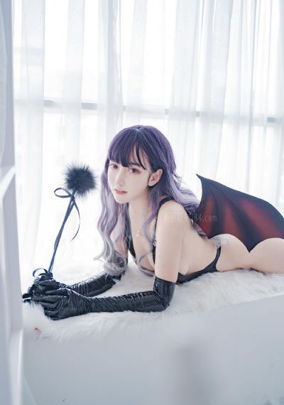 身披彩衣的姑娘